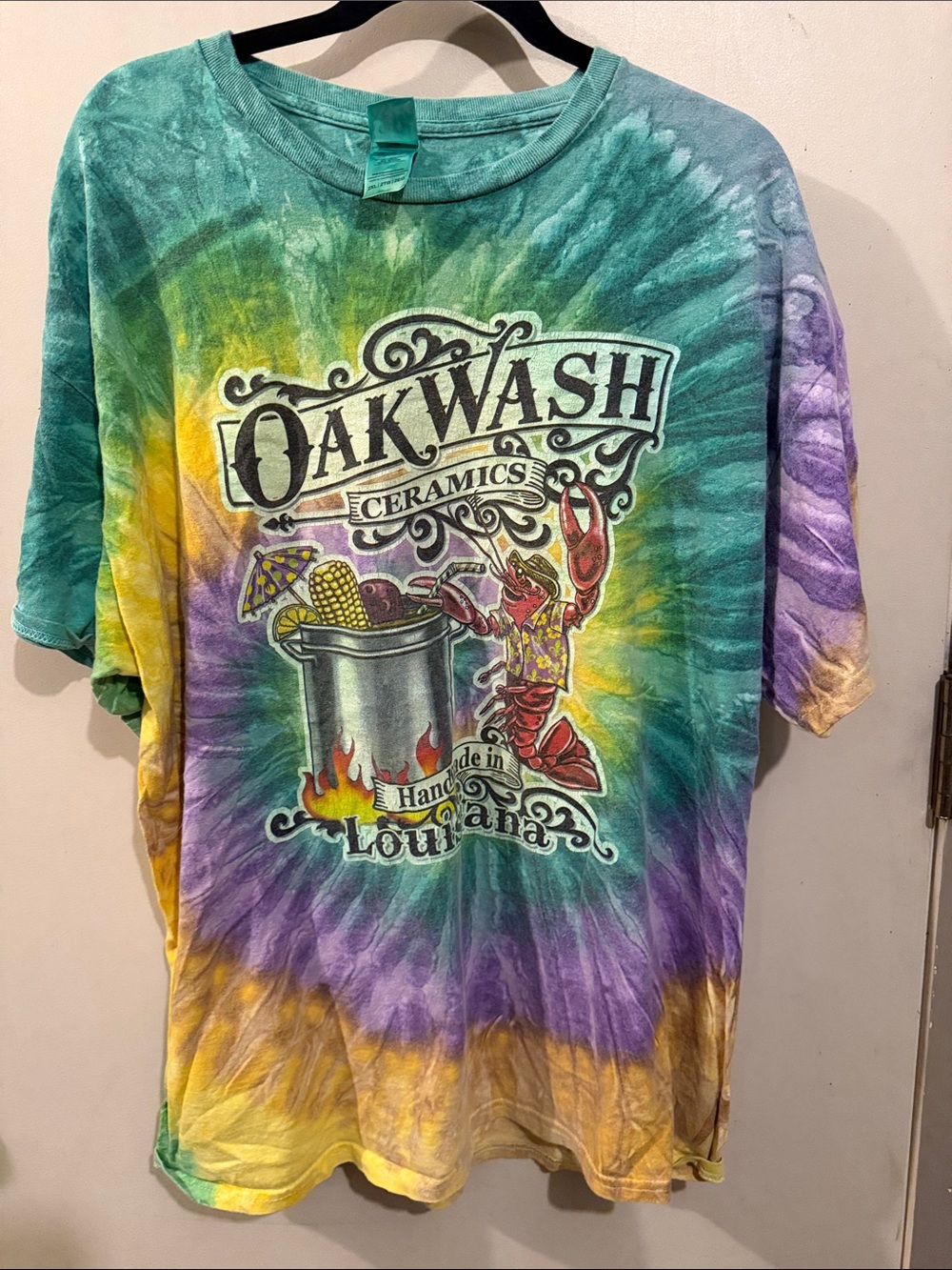 OakWash Ceramics Tiki Mug Maker Tie-Dye Crawfish Boil Graphic Tee - Multicolor